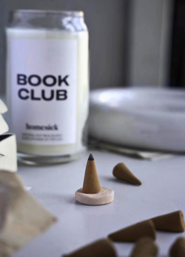 Calm & Clarity – Eastern Aromatic Cone Incense with natural incense cones and a scented candle, creating a relaxing atmosphere for stress relief and mental clarity.