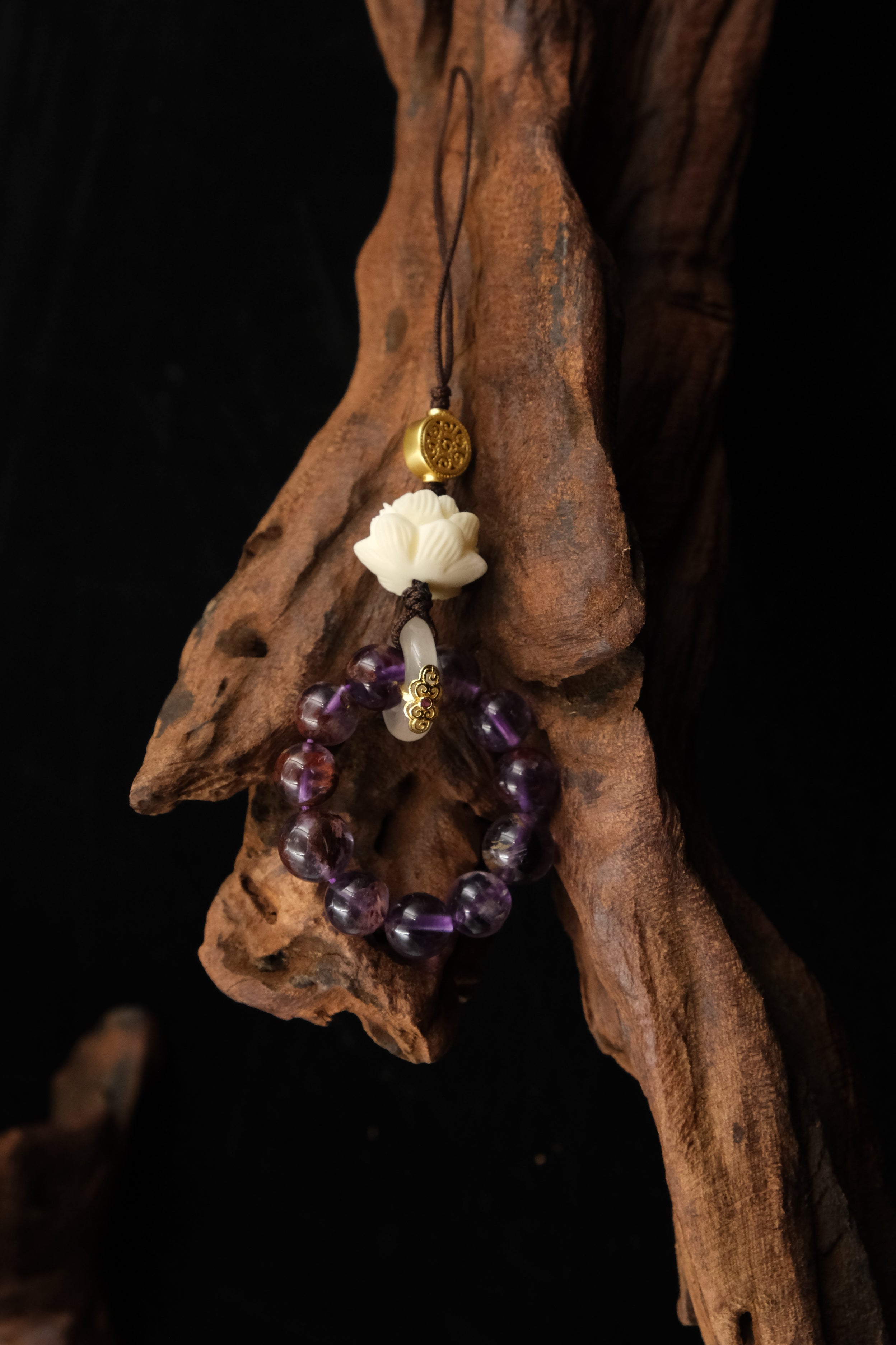 Amethyst bracelet and white flower charm on a dark background,Feng Shui Keychain & Phone Pendant – Mini Prayer Wheel with Amethyst Phantom & Bodhi Root for Mindfulness & Protection