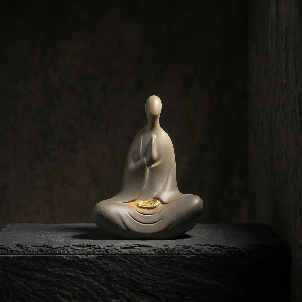 Stillness & Emptiness – Handcrafted Cast Iron Faceless Buddha Statue