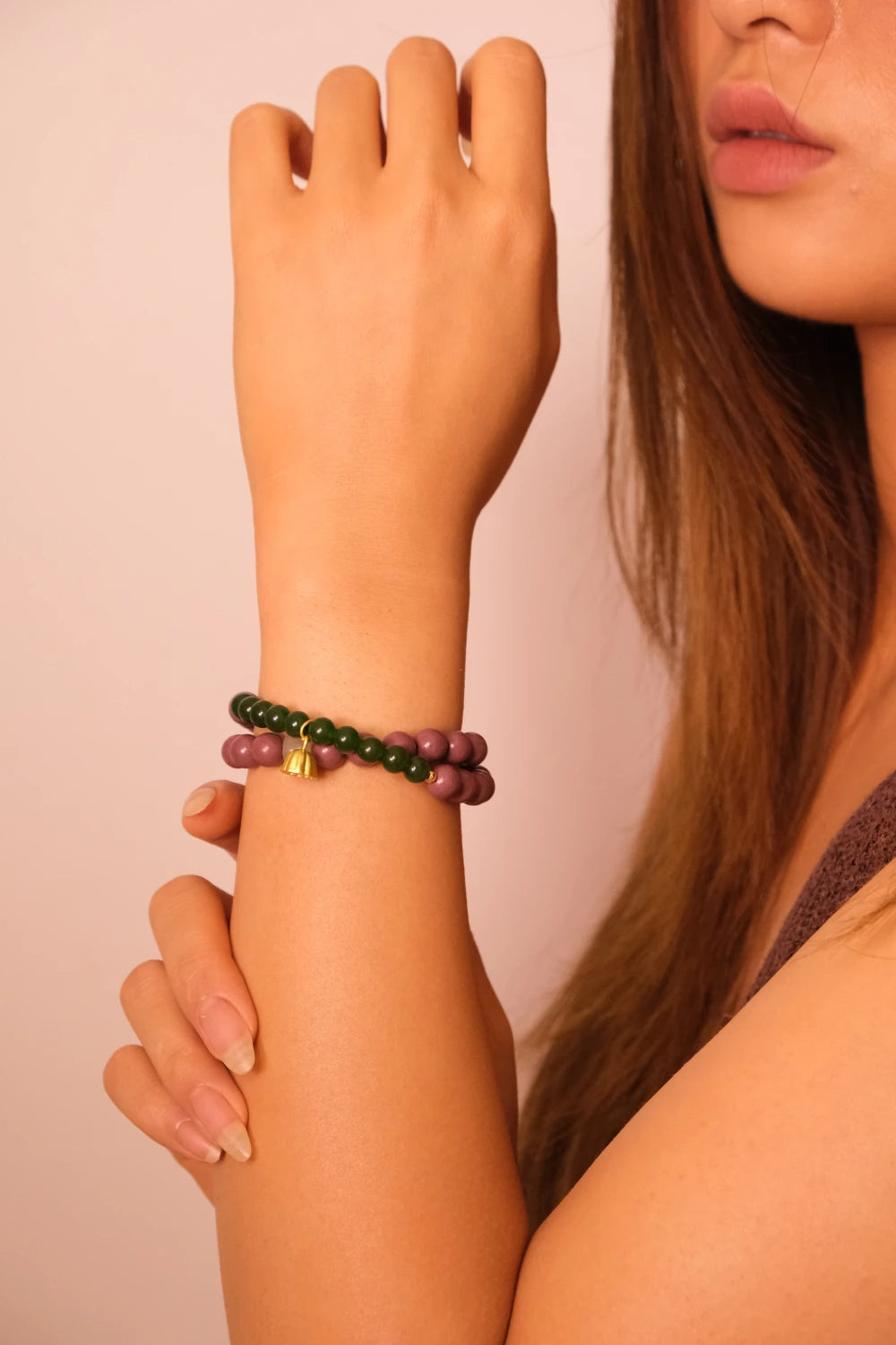 Woman wearing a bicolor Aromatherapy bracelet on a beige background